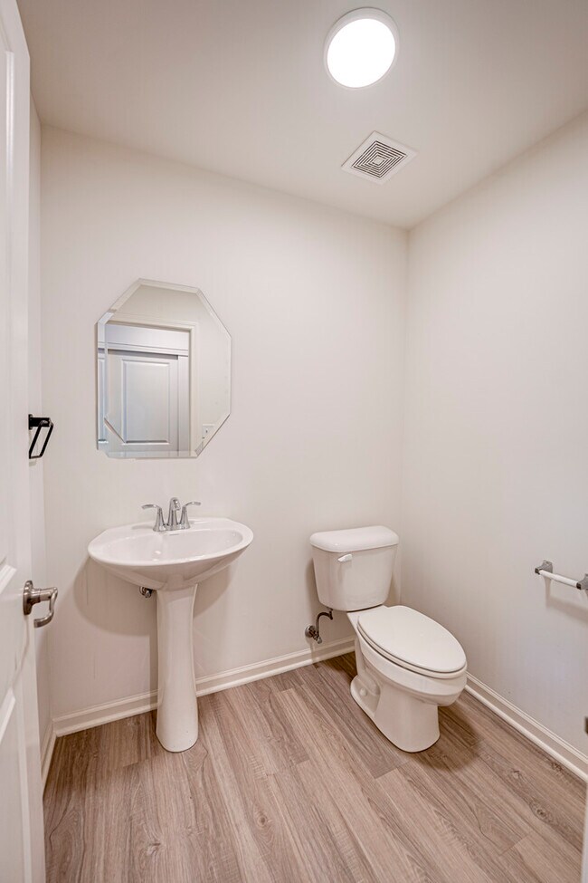Building Photo - 2945 Showplace Dr