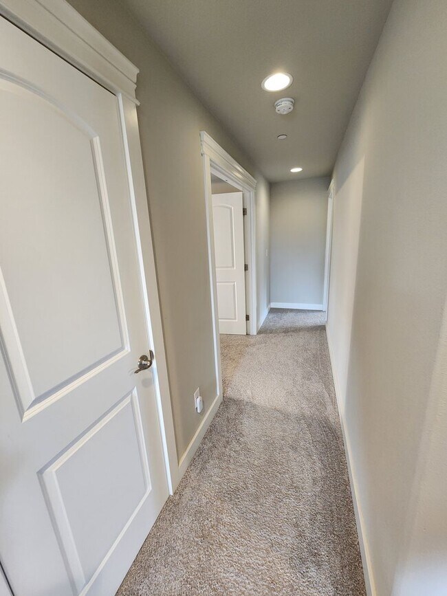 Building Photo - Large Spacious 4 Bed Home