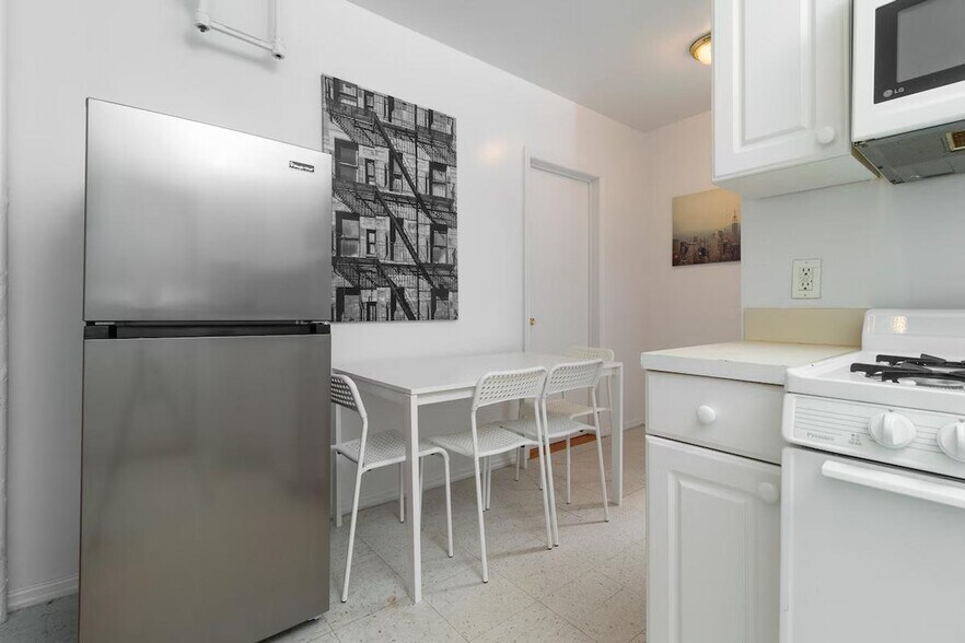 Building Photo - 322 E 93rd St