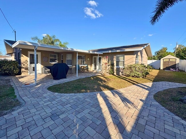 Building Photo - Spacious 3BR Home with Garage, Fenced Yard & Covered Patio in Seminole