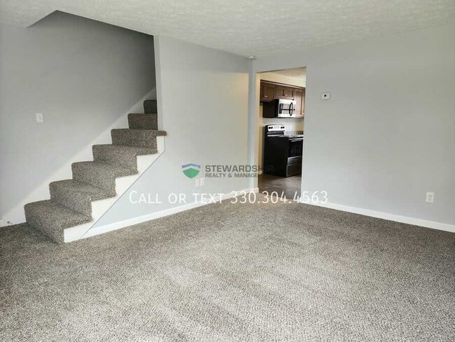 Building Photo - 157 Elm St NE