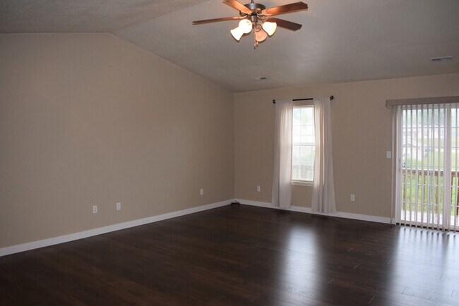 Building Photo - 3 bedroom 2 Bathroom Duplex in Hunters Ridge
