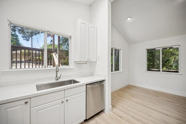 Building Photo - 2BD/1.5BA LIGHT & BRIGHT, MILL VALLEY HOME WITH OPEN FLOOR PLAN!