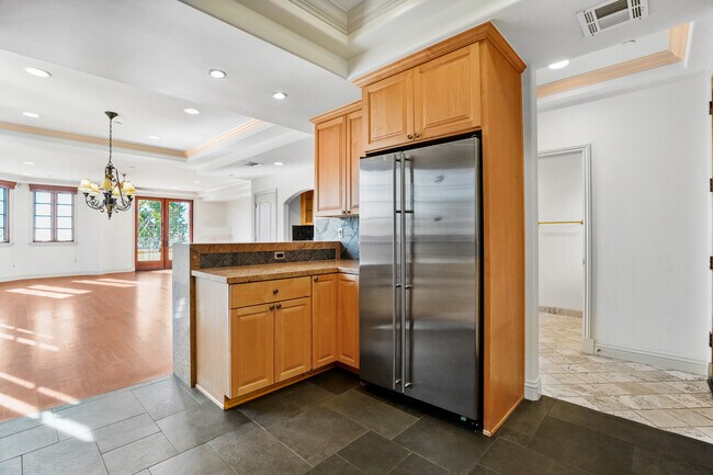 Building Photo - 985 N Michillinda Ave