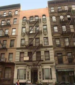 Building Photo - 112 E 7th St