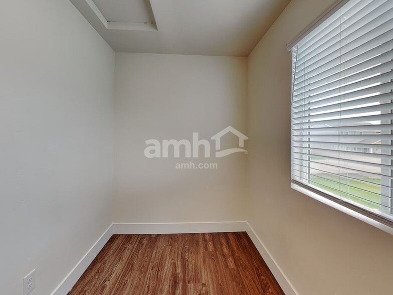 Building Photo - 9472 W Chino St