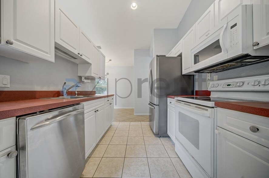 Building Photo - Unit