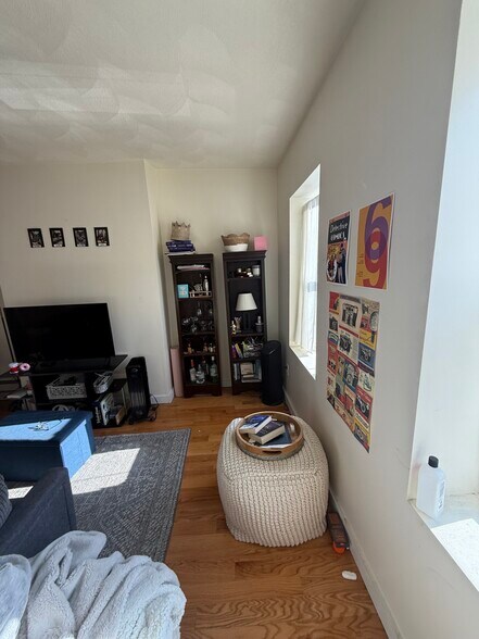 Building Photo - 37 Cooper St