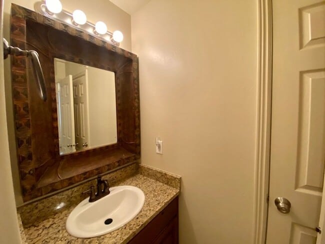Building Photo - LARGE TOWNHOME AVAILABLE FOR RENT!