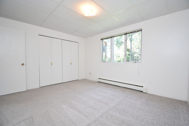 Building Photo - Pet Friendly! Garden Level 2 Bedroom in a ...