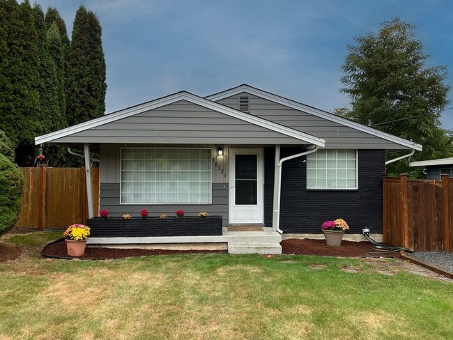 Primary Photo - Adorable Three Bedrooom in Edgewood
