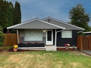Building Photo - Adorable Three Bedrooom in Edgewood