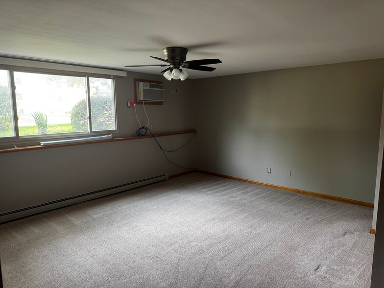 Building Photo - 125 Twin Oaks Dr