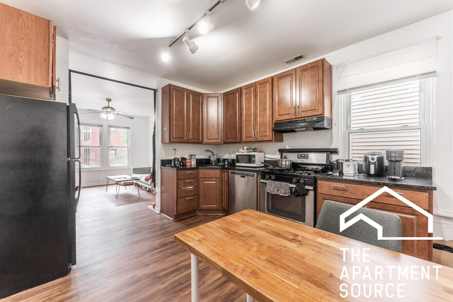 Primary Photo - 2616 N Marshfield Ave