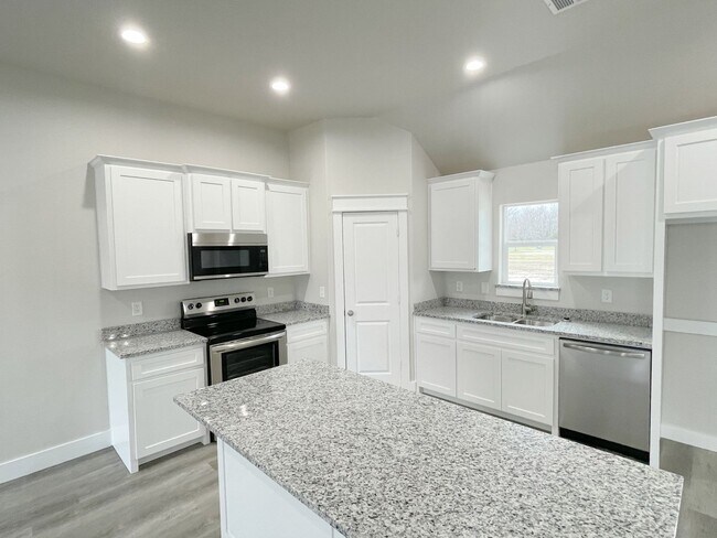 Building Photo - Cozy 3 bed, 2 bath close to Choctaw Casino