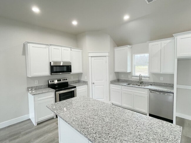 Building Photo - Cozy 3 bed, 2 bath in charming neighborhood