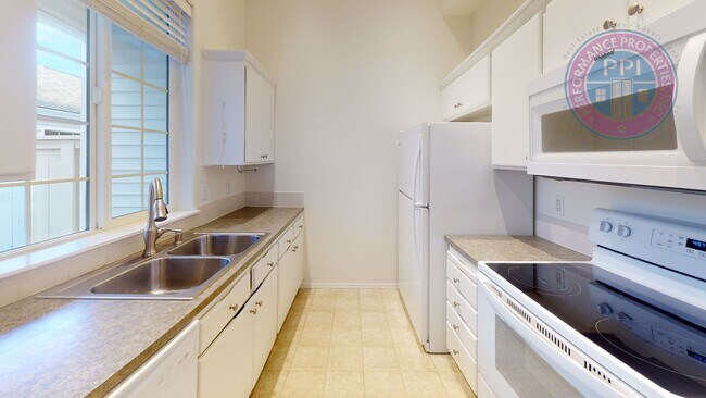 Building Photo - Updated Townhome with Detached Garage! Close to Shops & Restaurants