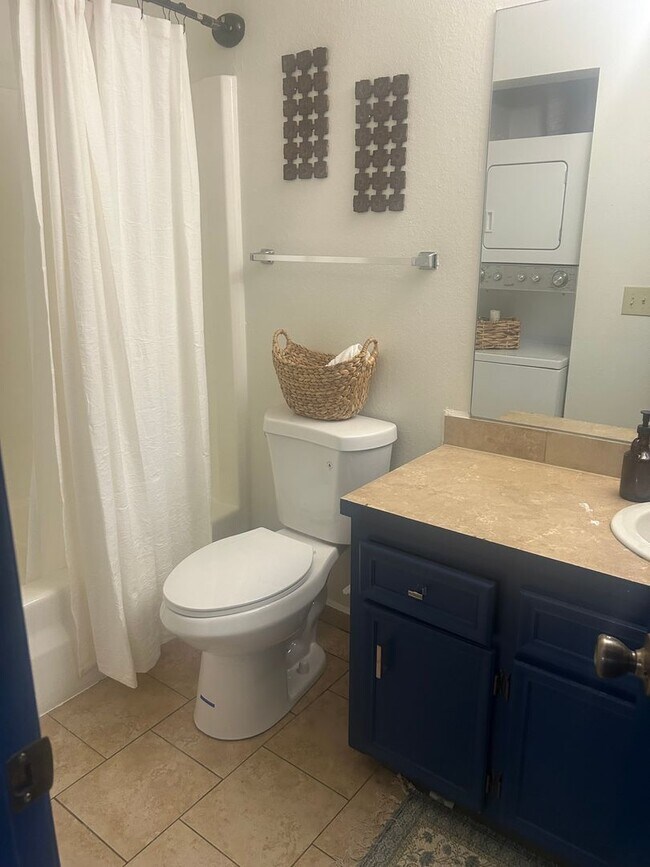 Building Photo - Great one bedroom on lower level!