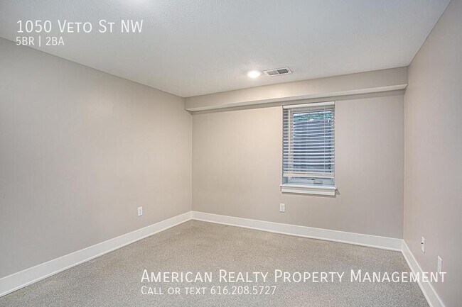 Building Photo - 1050 Veto St NW