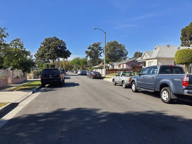 Neighborhood View - 6538 San Vincente St