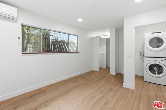 Building Photo - 614 6th Ave