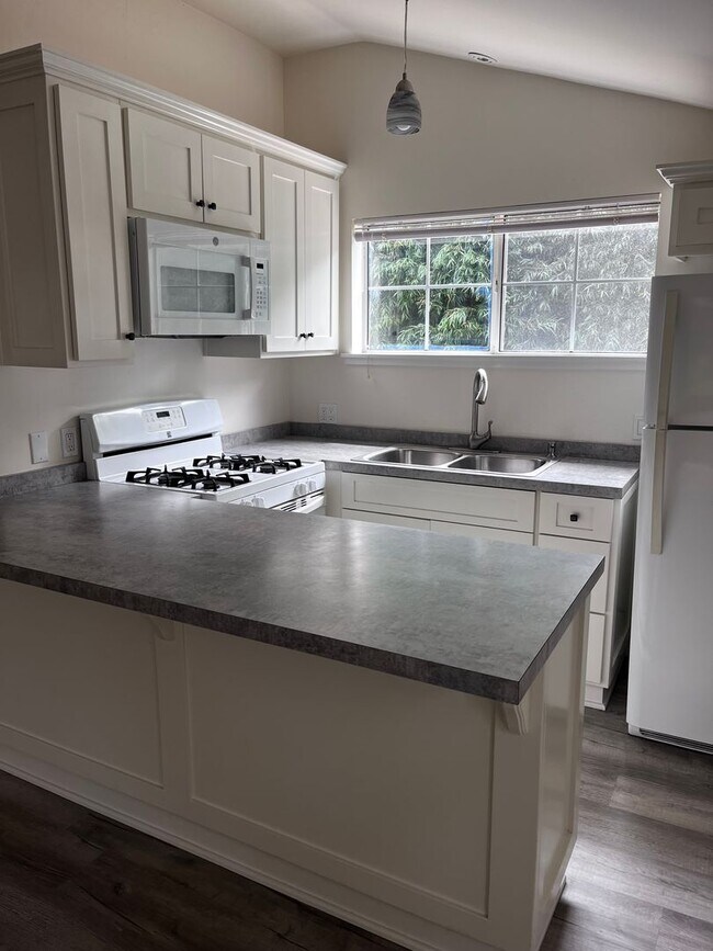 Building Photo - Charming Cottage for Rent in Montecito