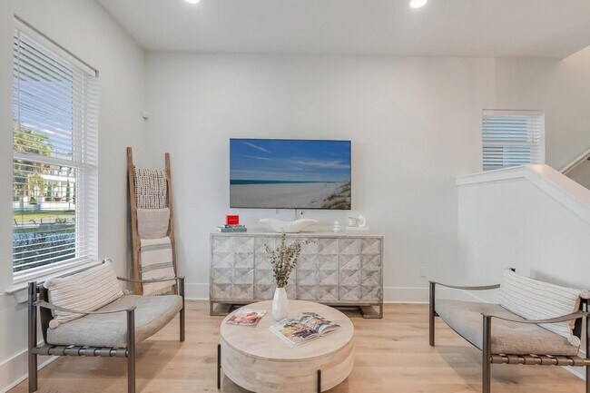 Building Photo - 223 E Lakeshore Dr