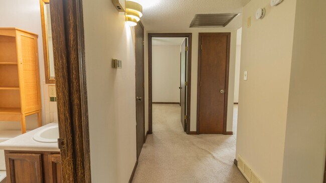 Building Photo - 613-615 Pear Tree Circle