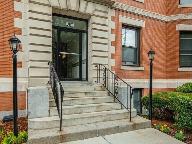 Building Photo - 1064 Beacon St