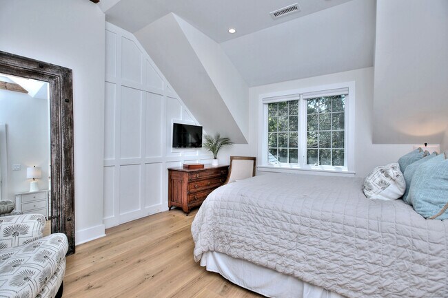 Building Photo - 55 Kings Hwy N