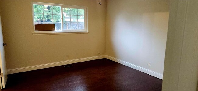 Building Photo - Beautiful Home with Pool, Garage – Availab...