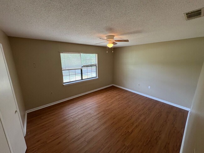Building Photo - 11 Crosswinds Dr