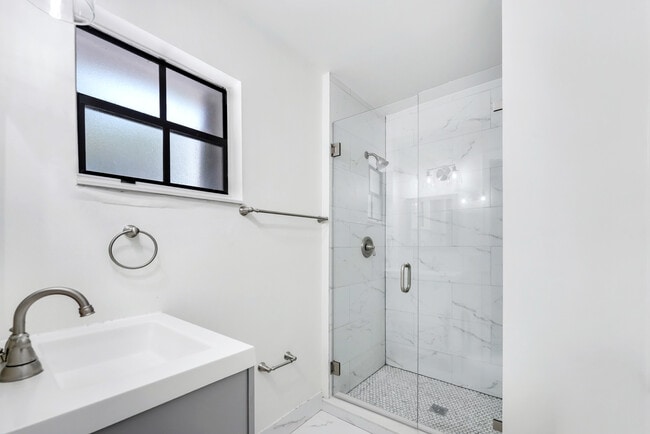 Building Photo - 3540 SW 17th St