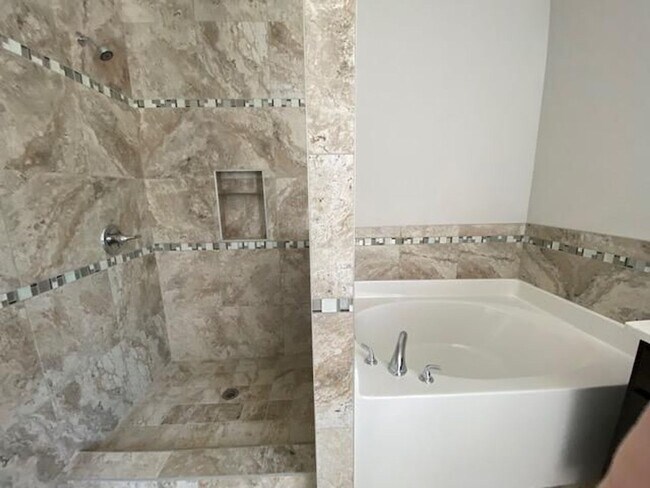 Building Photo - 3 Bedroom Brick Home with Modern Finishes!