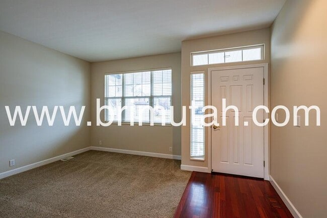 Building Photo - 602 E Land Rush Dr