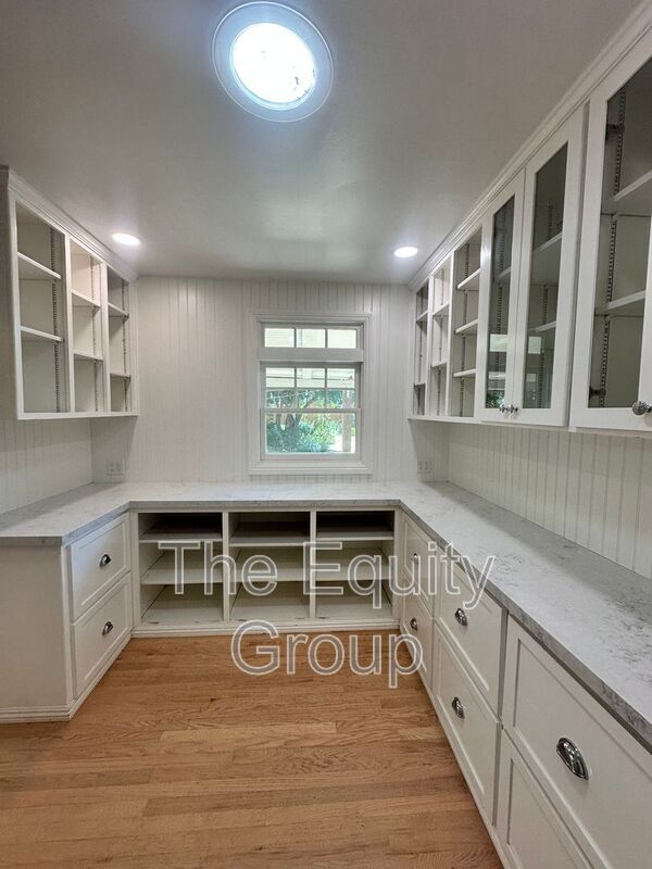 Building Photo - 1531 W Laurel Ave