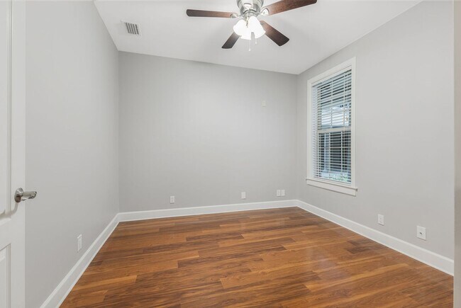 Building Photo - Beautiful Ground Floor Condo 2 bed 2 bath