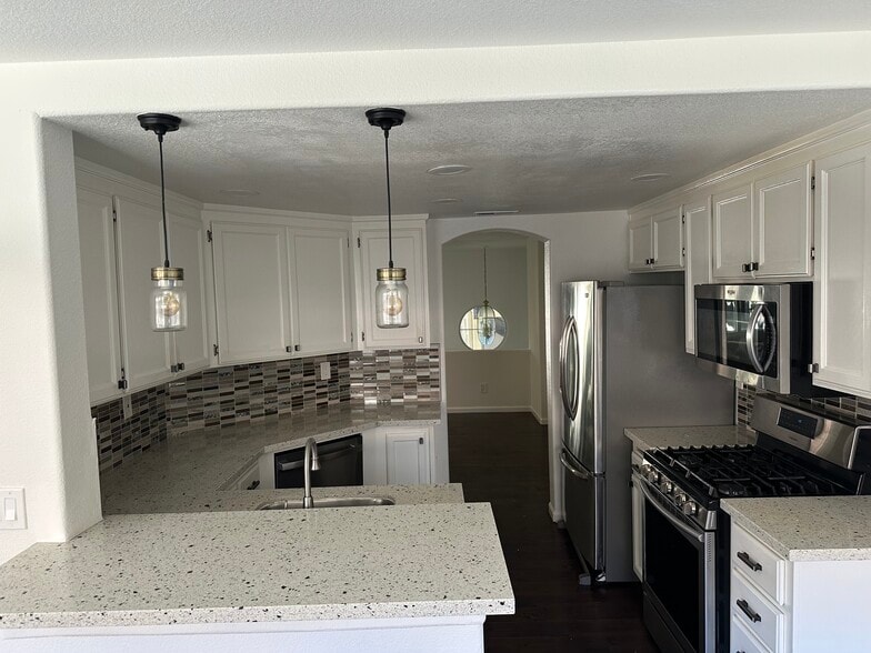 Kitchen - 542 Mill River Ln