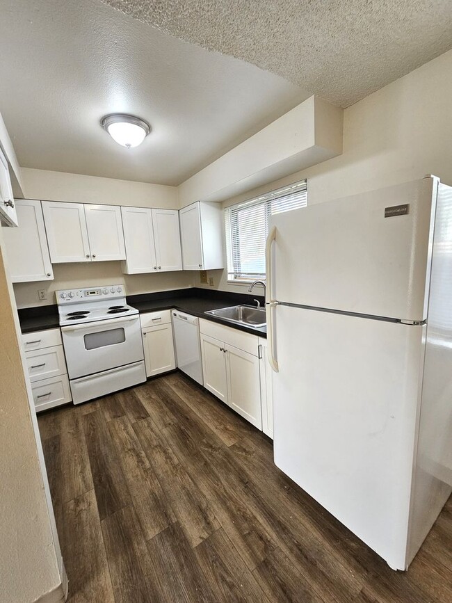 Building Photo - Updated 3 Bedroom, 1 Bath Apt in 4-Plex - ...