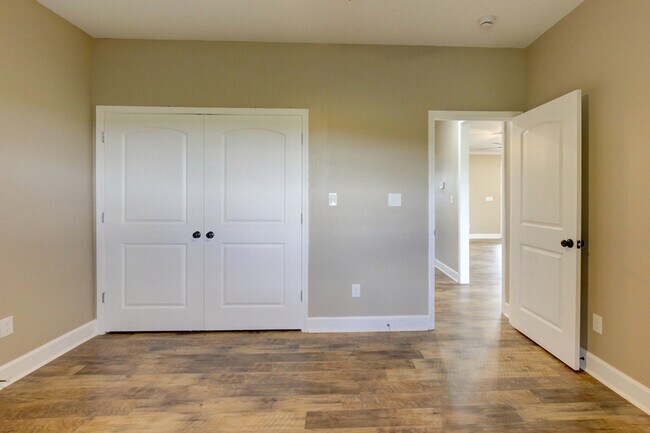 Building Photo - 135 Riverbend Dr