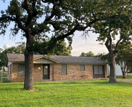 Building Photo - Adorable, Renovated 3/1 House with a Large Metal Shop