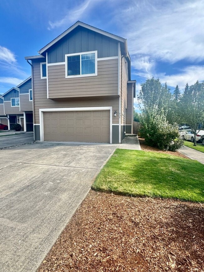 Primary Photo - Ask about free rent... Nearly New, wonderf...