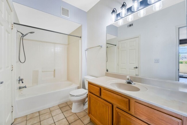 Building Photo - Modern Ground-Level Condo With A One Car Garage in Prime Southwest Location with Resort-Style Ame...