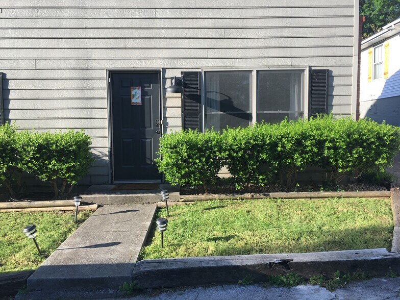 Entrance - 115 E Glenwood Ave