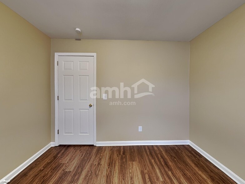 Building Photo - 2002 Woods Run