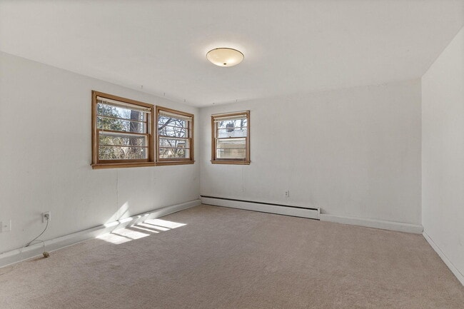 Building Photo - 340 Crown Point