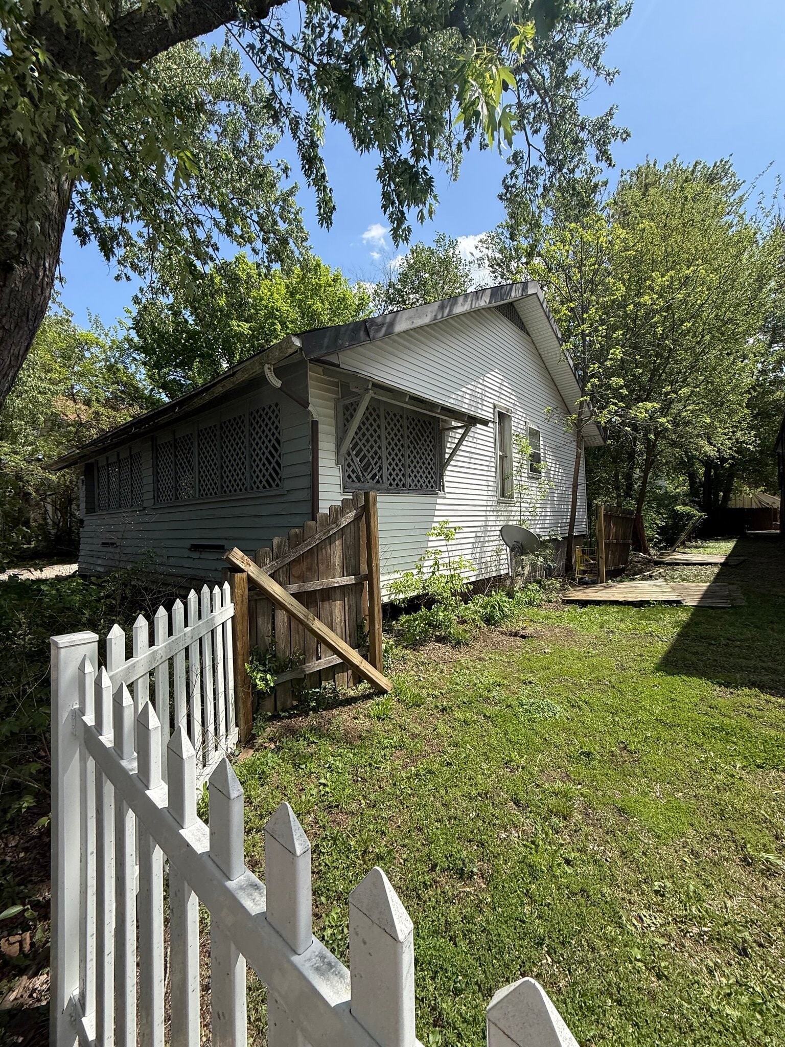 Building Photo - 927 W North St