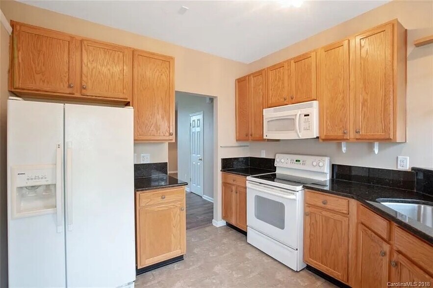 Building Photo - Room in Townhome on Stratfield Pl Cir