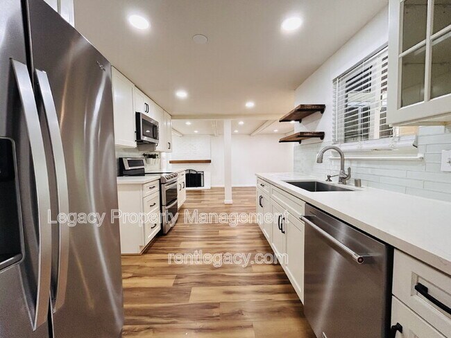 Building Photo - 493 Dahlia St