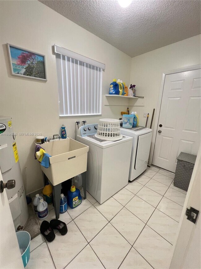 Building Photo - 1351 SW 70th Ave